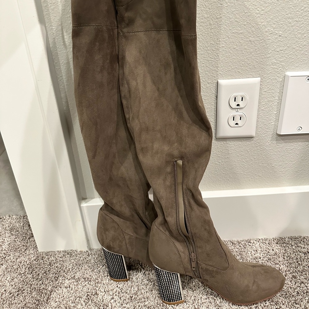 Over the knee boots. Detailed lace at the top and rhinestone on heels